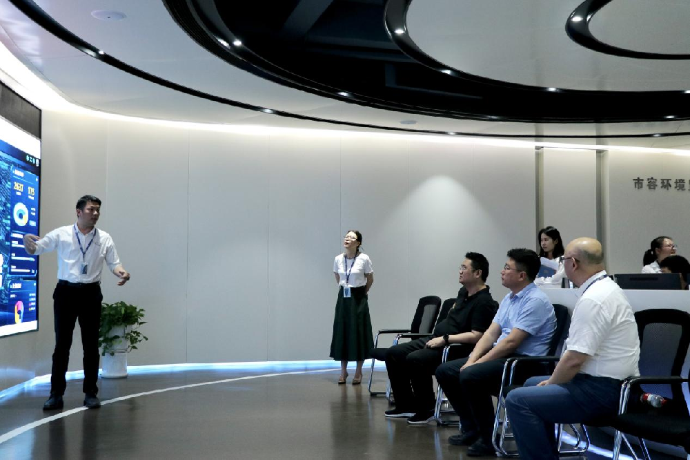章貢區(qū)委常委、副區(qū)長張達偉一行蒞臨我司調(diào)研